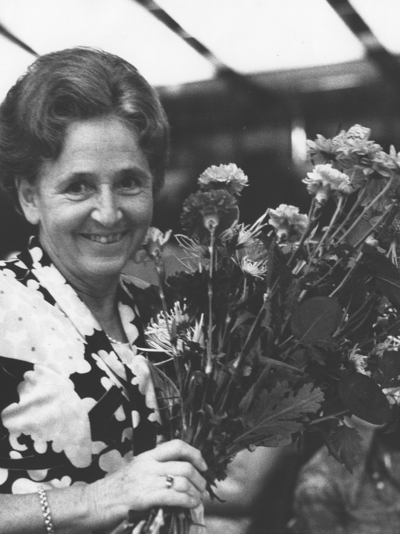 Elsa Brodbeck in Schwarz Weiss mit einem Blumenstrauss in der Hand